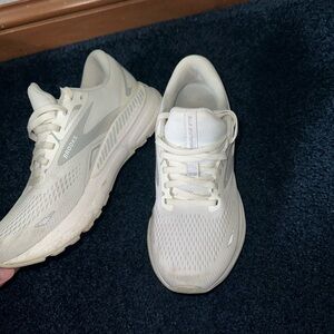 Woman’s white and gray adrenaline GTS 23 brooks